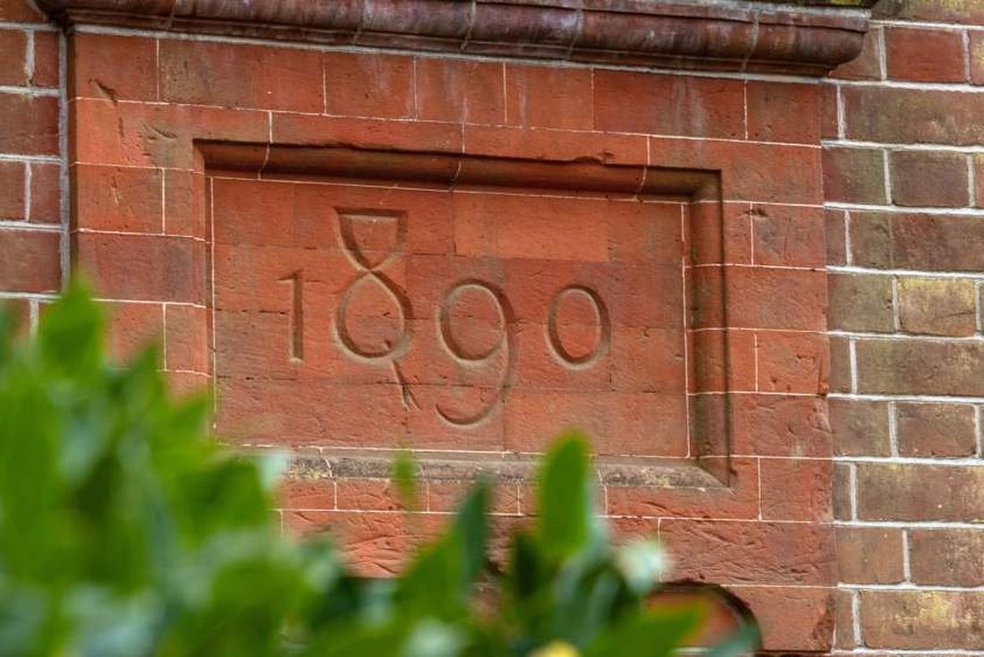 The 1890 datestone